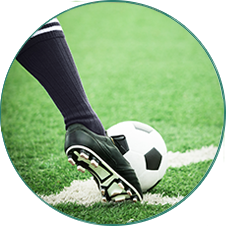 Chutando a bola de futebol